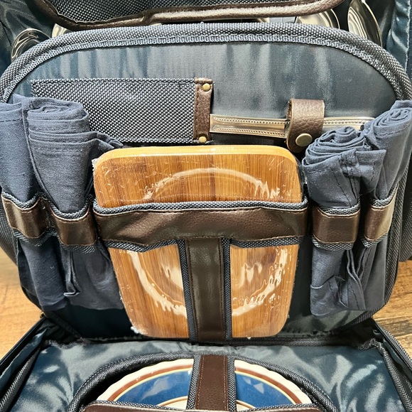 Pendleton, NEW PICNIC BACKPACK FULLY LOADED - Picture 3 of 14